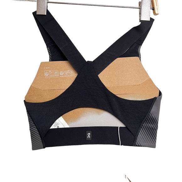 New On Running Performance Graphic Bra in Black XXS D-DD Cup - Picture 4 of 7